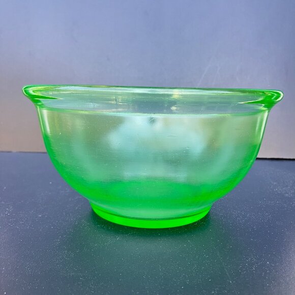 Hazel Atlas Green Uranium Glass 7 inch Rolled Lip Mixing Bowl - Picture 7 of 12